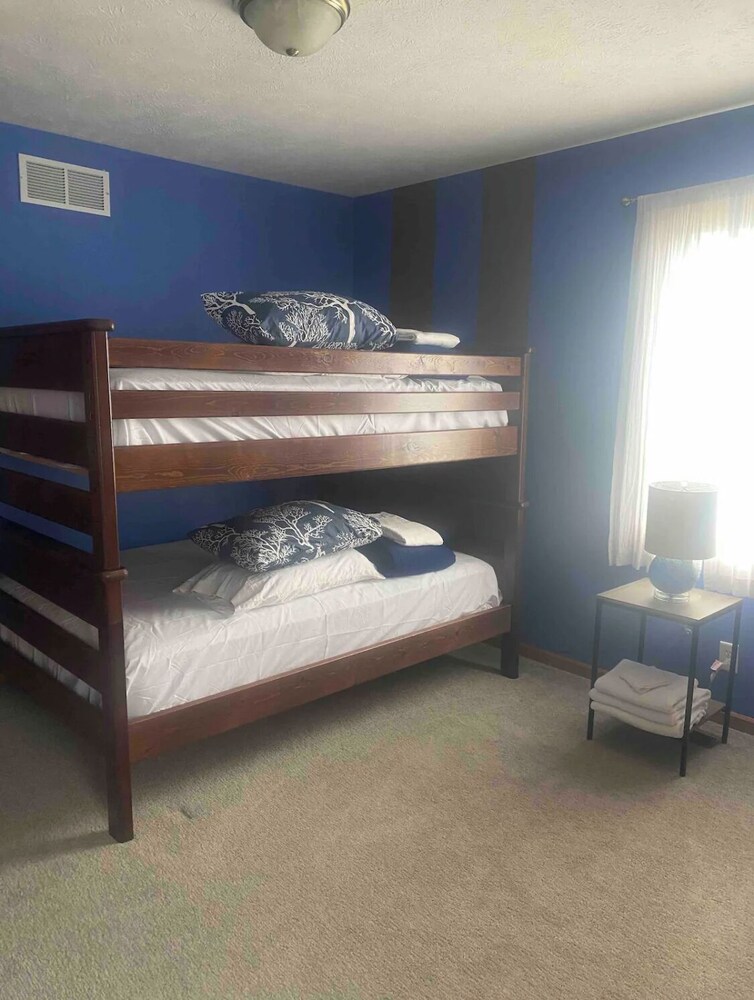 Lake front home 3 miles from Downtown Omaha! Pet Friendly! Carter