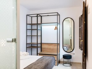 1 habitación, tabla de planchar con plancha, internet y ropa de cama 