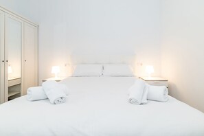 2 slaapkamers, een strijkplank/strijkijzer, internet, beddengoed