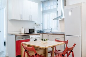Een koelkast, een microgolfoven, een koffiezetapparaat/waterkoker