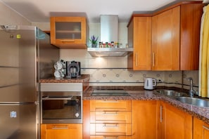 Een koelkast, een microgolfoven, een oven