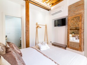 2 bedrooms, iron/ironing board, internet, bed sheets - Beautiful recently renovated apartment in the center of Granada. (Granada)