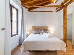3 bedrooms, iron/ironing board, Internet, bed sheets - Beautiful recently renovated apartment in the center of Granada. (Granada)