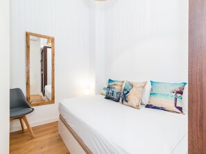 3 bedrooms, iron/ironing board, Internet, bed sheets - Beautiful recently renovated apartment in the center of Granada. (Granada)