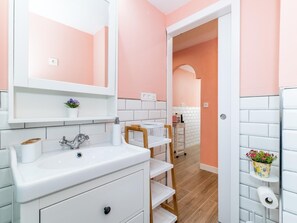 Shower, hair dryer, towels