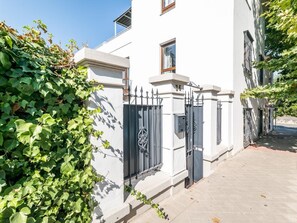 Exterior detail - Apartment in a restored mansion in Granada. (Granada)