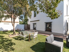 Outdoor dining - Apartment in a restored mansion in Granada. (Granada)