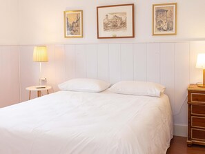 2 bedrooms, iron/ironing board, Internet, bed sheets