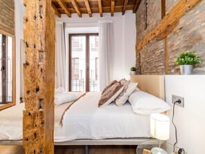 Room - Beautiful recently renovated apartment in the center of Granada. (Granada)