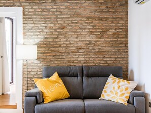 Living area - Beautiful recently renovated apartment in the center of Granada. (Granada)