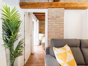 Living area - Beautiful recently renovated apartment in the center of Granada. (Granada)