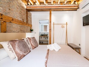 2 bedrooms, iron/ironing board, Internet, bed sheets