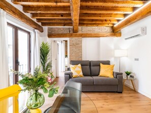 Living area - Beautiful recently renovated apartment in the center of Granada. (Granada)