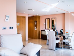 Dining - Apart. en Puerta Real de Granada (Granada)