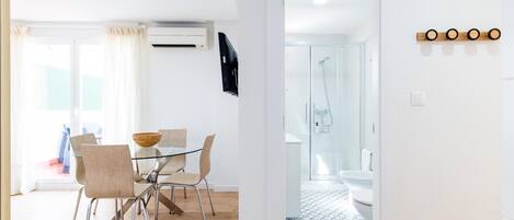 Douche, séchoir à cheveux, serviettes fournies