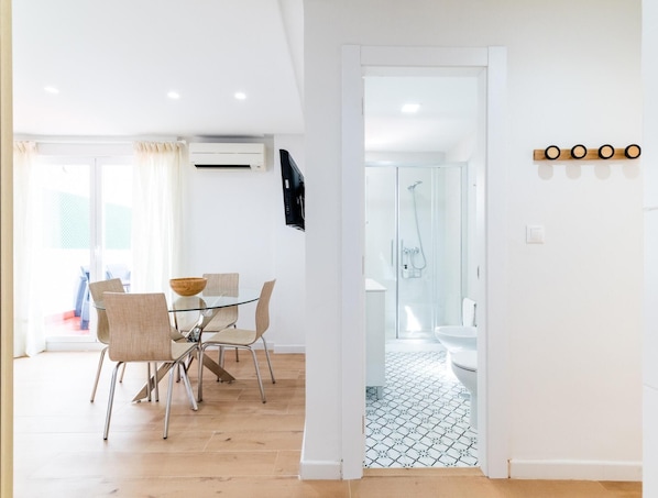 Shower, hair dryer, towels