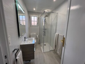 Chuveiro/banheira combinados, secador de cabelo, toalhas de banho