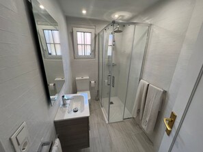 Kombinert dusj/badekar, hårføner og håndklær