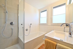 Badewanne, kostenlose Toilettenartikel, Haartrockner, Handtücher