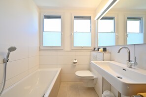 Bathtub, free toiletries, hair dryer, towels