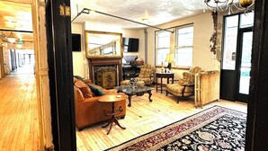 Lobby sitting area - Silverton Mountain Manor (Silverton)