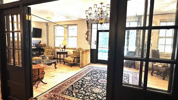 Lobby sitting area - Silverton Mountain Manor (Silverton)
