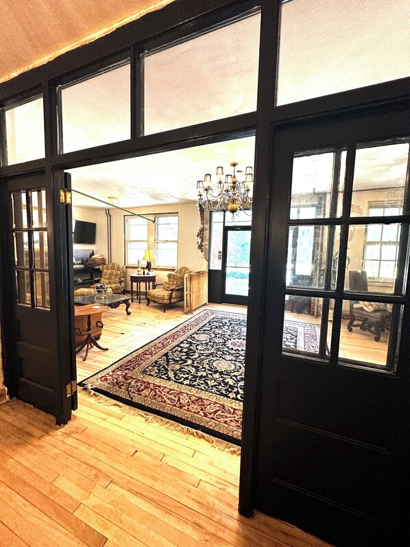 Lobby sitting area - Silverton Mountain Manor (Silverton)