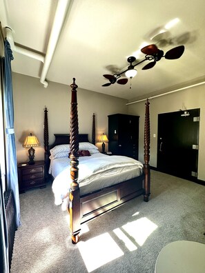 Room | Egyptian cotton sheets, premium bedding, down comforters - Silverton Mountain Manor (Silverton)