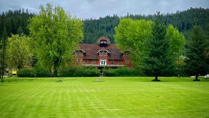 Front of property - Silverton Mountain Manor (Silverton)