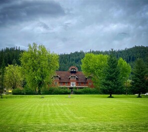 Front of property - Silverton Mountain Manor (Silverton)