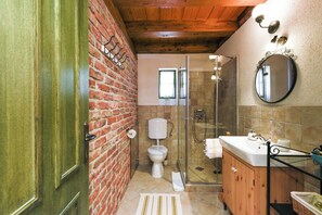 Ducha, artículos de higiene personal gratuitos y secador de pelo