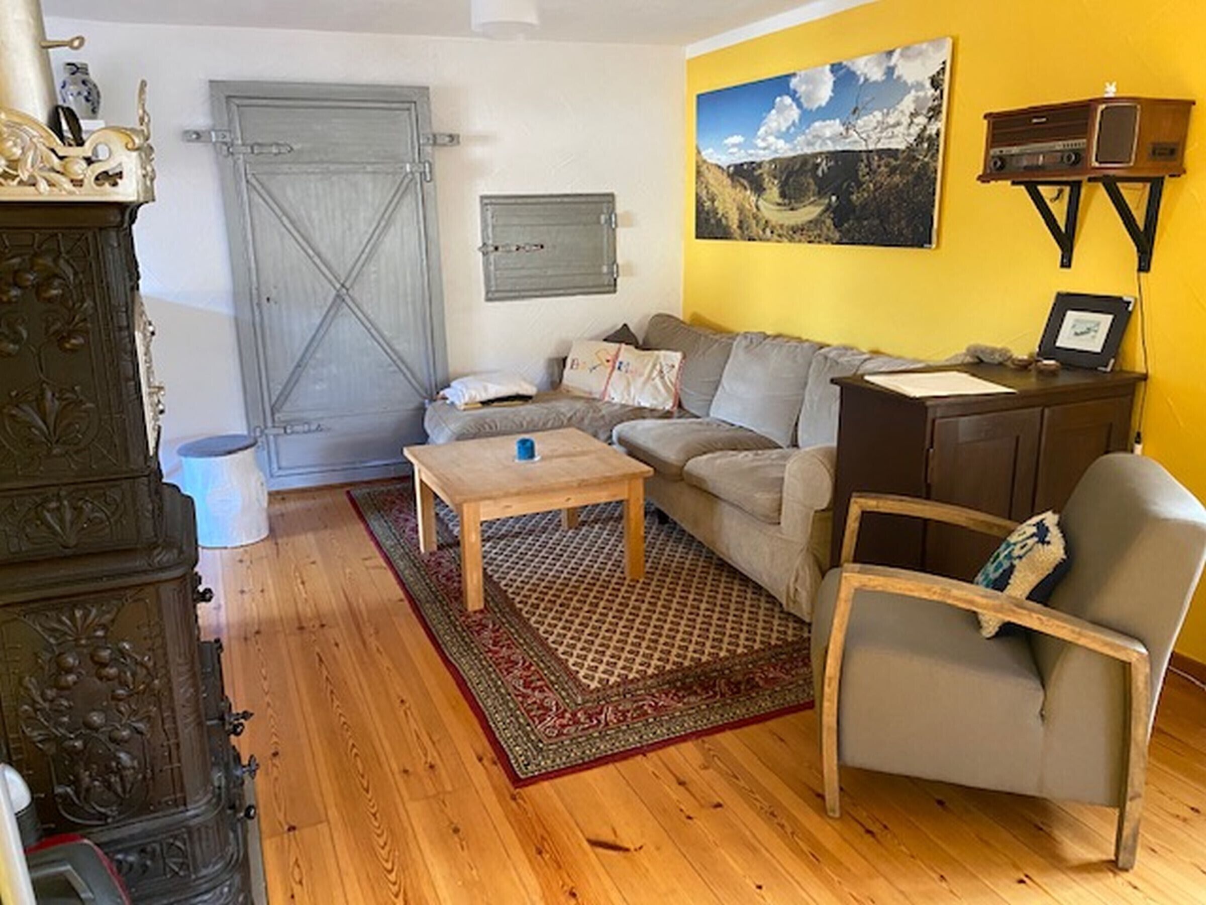 Een televisie, een tafeltennistafel en een stereo