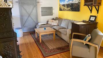 Een televisie, een tafeltennistafel en een stereo