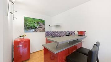 Refrigerador, placa de cocina, lavavajillas, cafetera/tetera