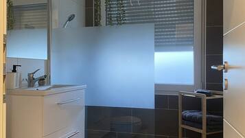 シャワー、ヘアドライヤー、タオル