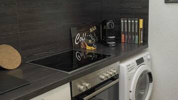 冷蔵庫、オーブン、コンロ、食器洗い機