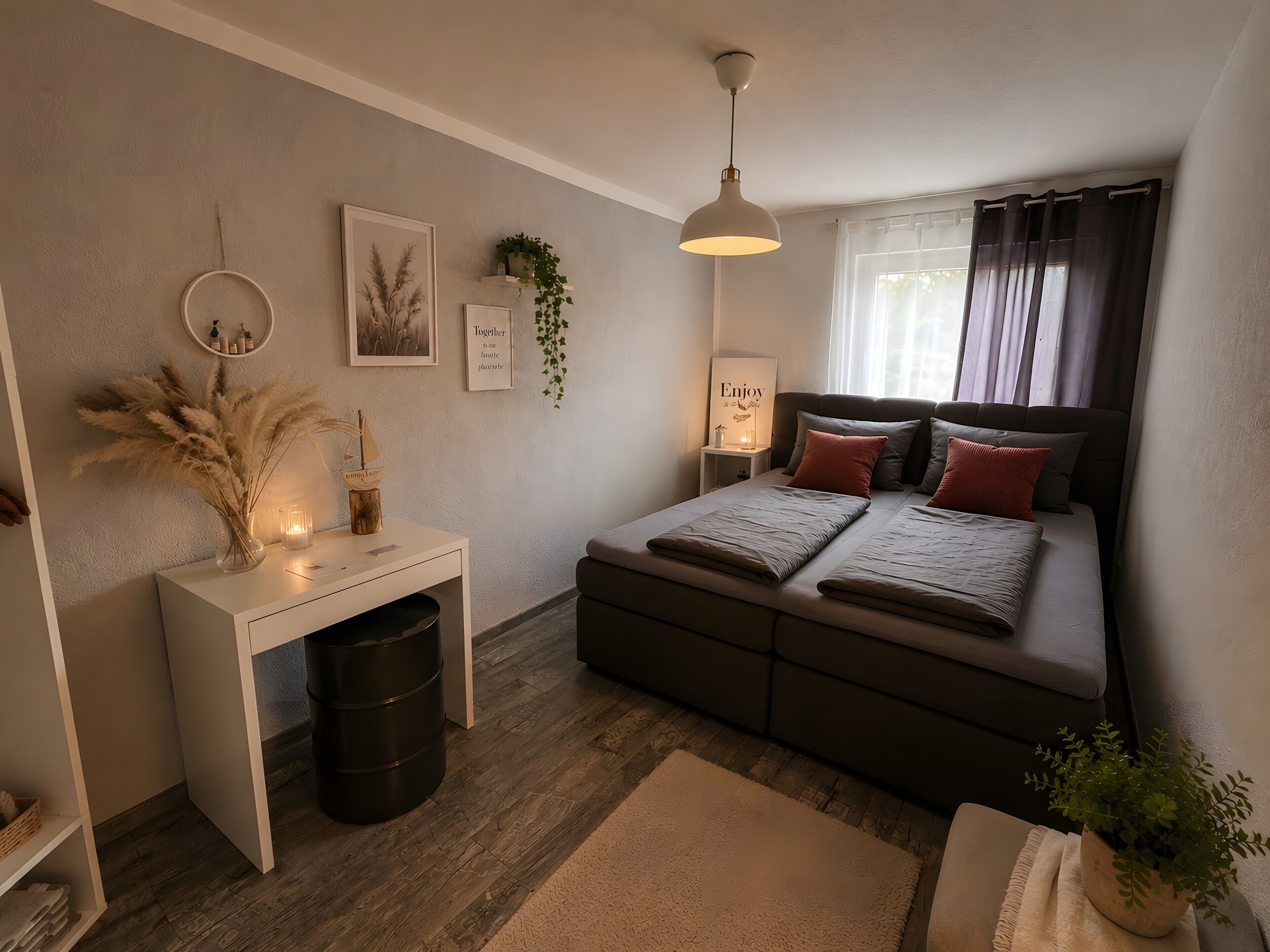 Ein modernes Schlafzimmer mit Bett, Nachttisch und kleinem Schreibtisch.