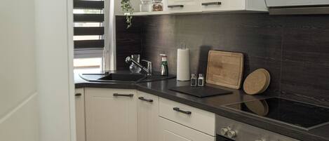 Réfrigérateur, micro-ondes, four, plaque de cuisson