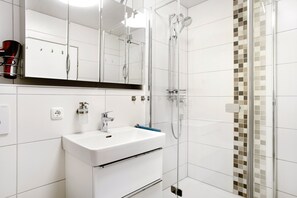 Dusche, Haartrockner, HandtĂŒcher