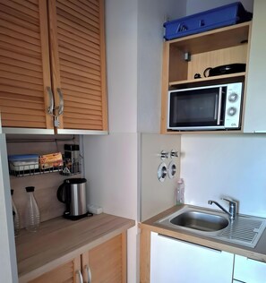 Jääkaappi, mikroaaltouuni, uuni, liesi