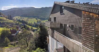 Casa de vacaciones 'Ferienhaus Schwarzwaldleben' con vistas a la montaña, balcón y Wi-Fi