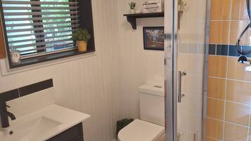 Ducha, secador de pelo, toallas, jabón