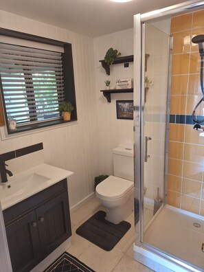 Een douche, een haardroger, handdoeken, zeep