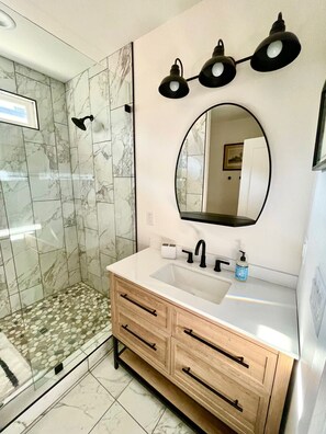 Dusche, Haartrockner, Handtücher, Seife