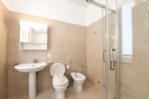 Shower, hair dryer, bidet, towels