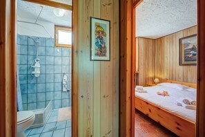 Regadera, secadora de cabello, bidet, toallas