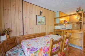 A wooden room with a bed, a desk, and a chair. - Appartamento Bareu Mountain View, Sauze d'Oulx, Italy (Sauze d'Oulx)