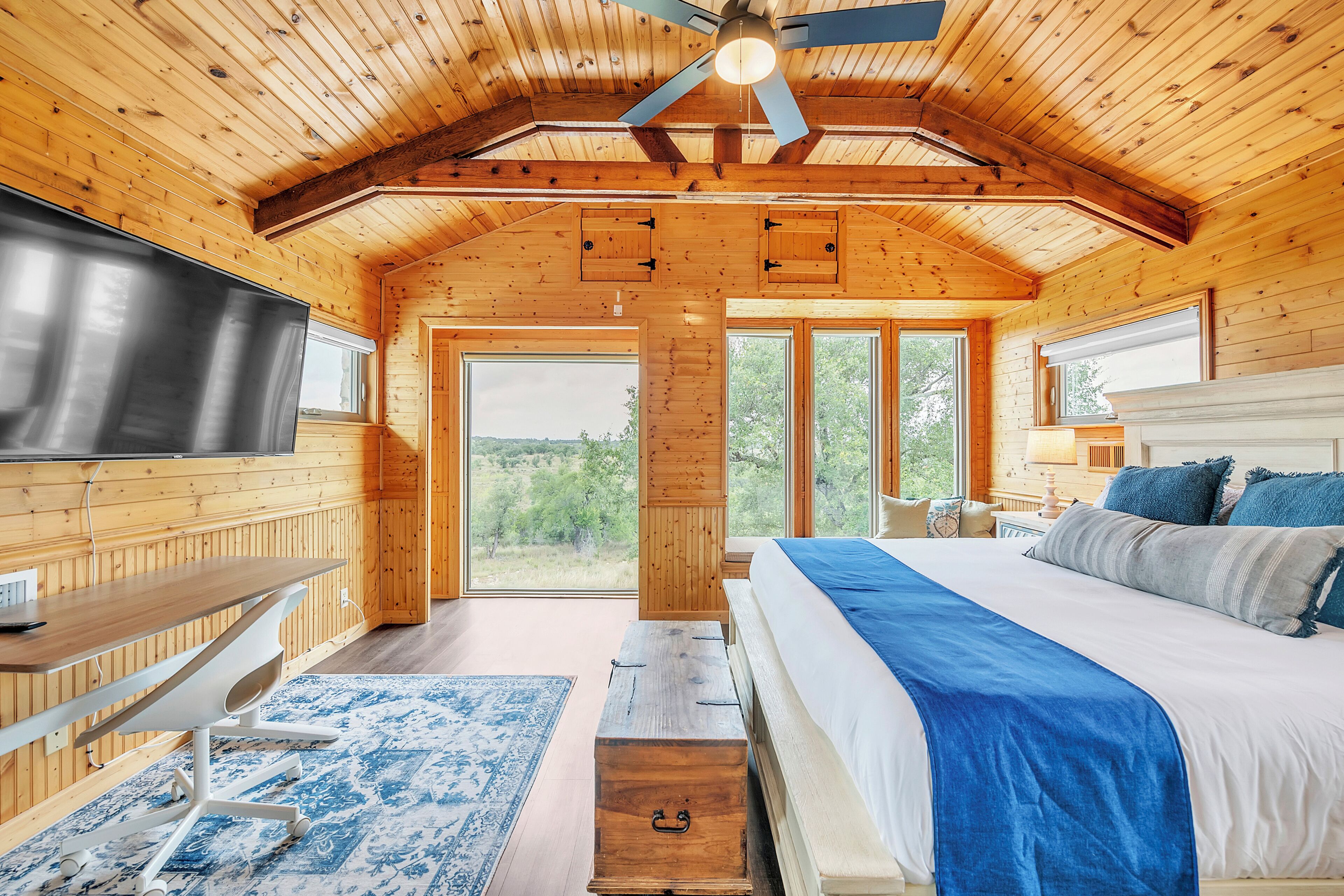 4 bedrooms, iron/ironing board, WiFi, bed sheets