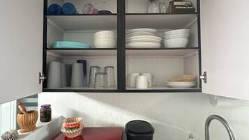 Refrigerador, microondas, parrilla de estufa y cafetera y tetera