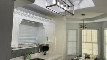 Een koelkast, een oven, een kookplaat